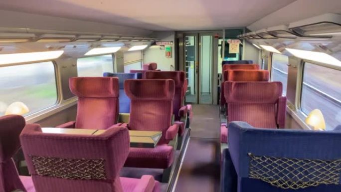 一列法国火车的内部，车厢里没有人