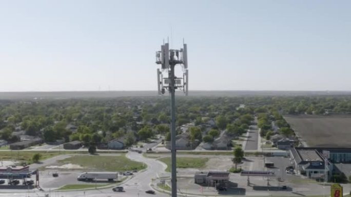通过5g数据在线将堪萨斯州的小城镇连接到商业，商业和移动设备娱乐世界的通信蜂窝塔的上升动臂式空中无人