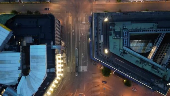赫尔辛基市中心夜间电车的俯视图