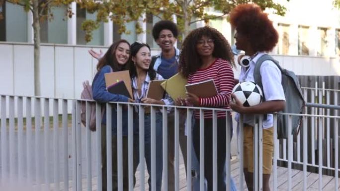年轻人多样化，多种族的学生在户外一起欢笑-多样性概念。