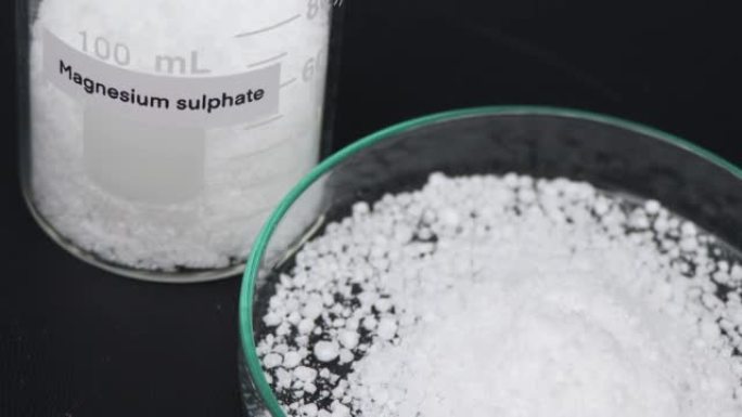 玻璃中的硫酸镁，实验室和工业中的化学物质