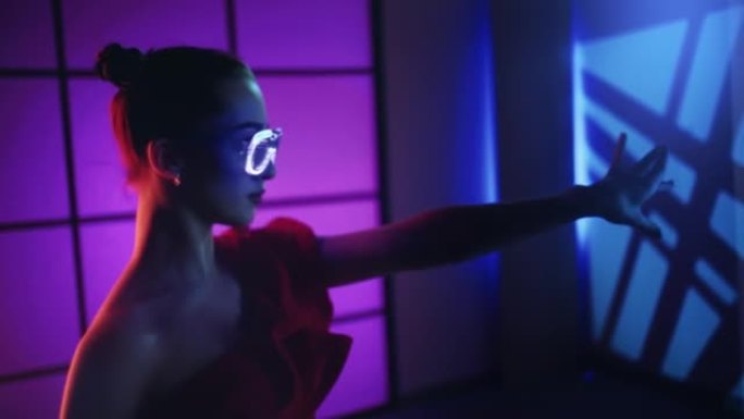 戴照明眼镜的女人在霓虹灯效果派对舞池表演节目中跳舞