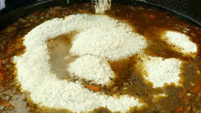 用大米在巨大的国家食品大锅中烹饪