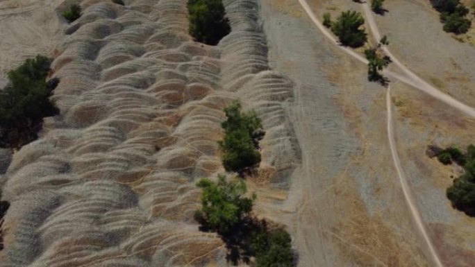 美国加利福尼亚河附近的黄金挖泥机尾矿