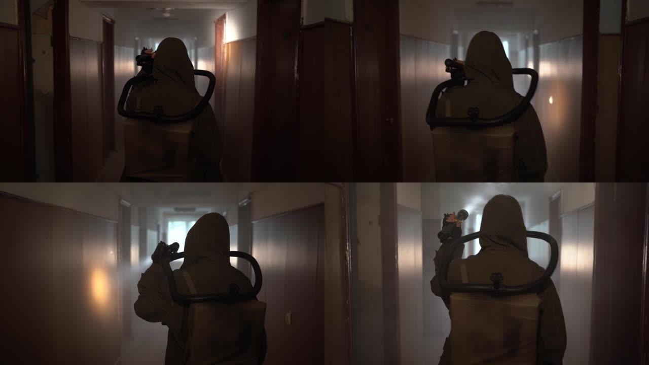 戴着防毒面具的天启幸存者的后视图，用手电筒穿过黑暗的建筑物。辐射污染，有毒环境。