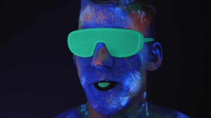 一个戴着绿色霓虹灯眼镜的紫外线画的人会冒出一泡泡泡糖。