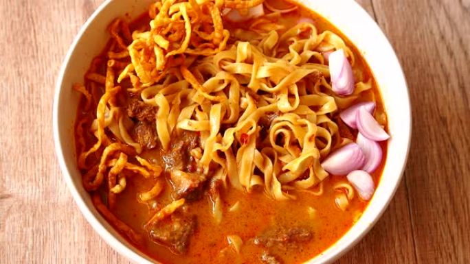 泰国北部咖喱面配牛肉或Khao Soi