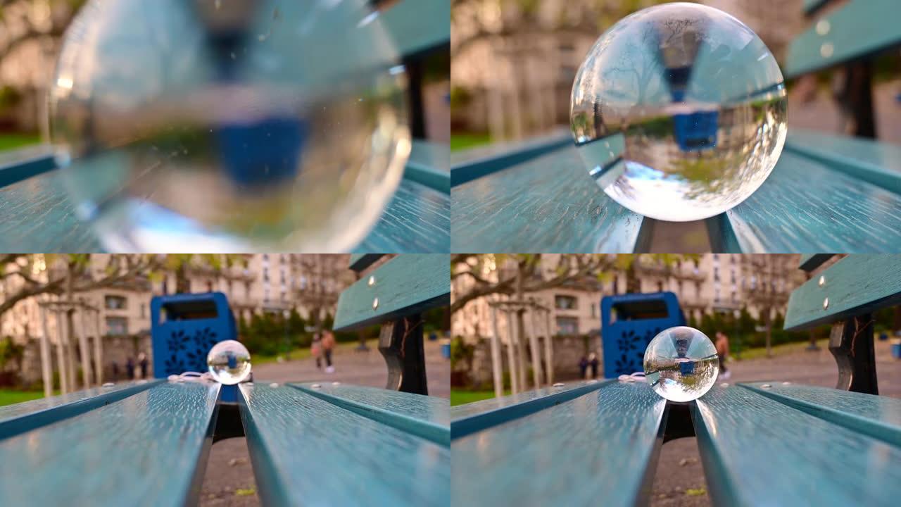 长凳上滚动的反光玻璃球的特写镜头