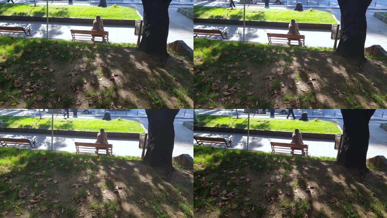 老人独自坐在城市公园里