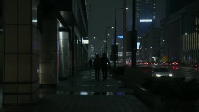 夜市阴雨秋雾天气。哥谭市情绪。电影风格。