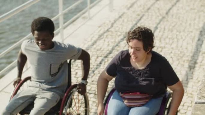 两个快乐的残疾朋友在码头边推倒
