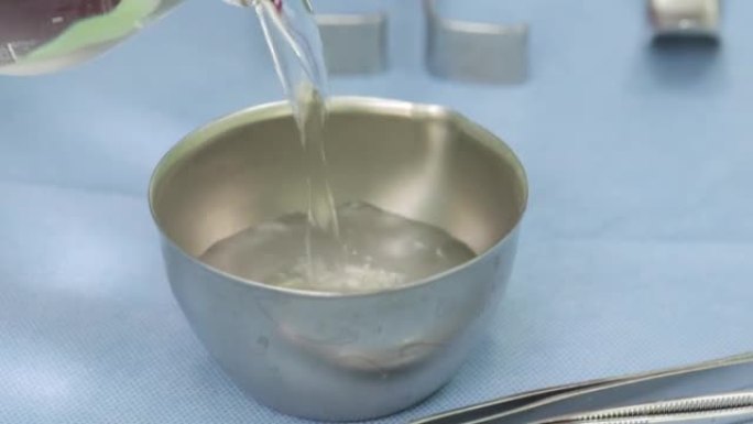 护士透明水器倒入温水不锈钢容器手术台