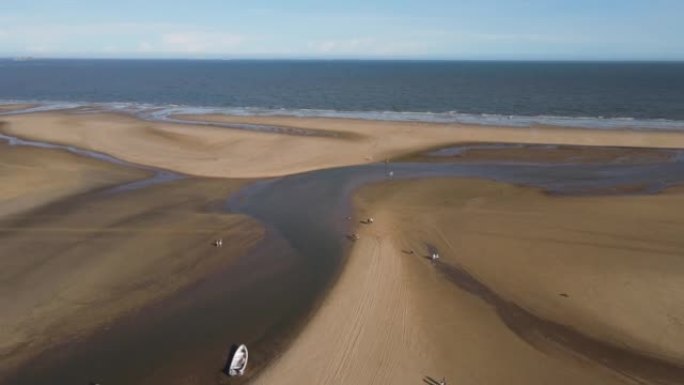 海岸线上的金色沙滩和碧海