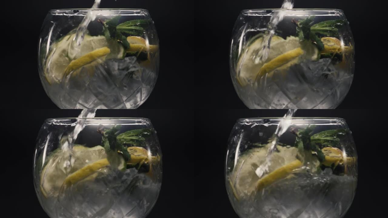 喷射水填充柠檬薄荷酒杯特写。准备自制饮料概念