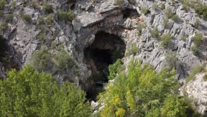 接近Cueva del Gato的鸟瞰图