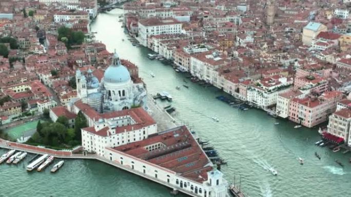 空中无人机日落场景圣玛丽亚德拉致敬罗马天主教堂和小教堂，大运河和卡运河之间的交通船