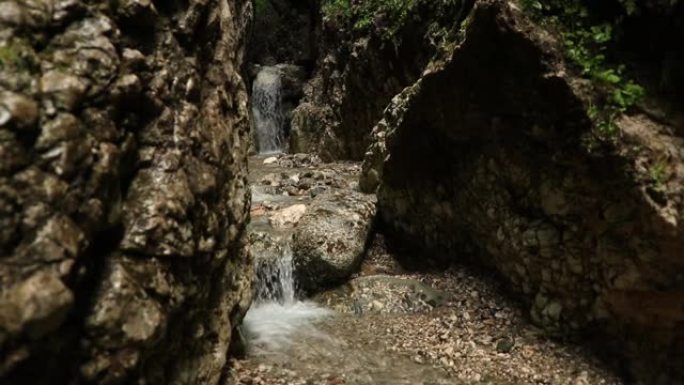 罗马尼亚Bucegi山区瀑布的高清镜头