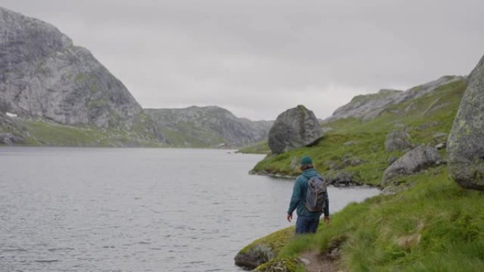 男子在挪威湖边徒步旅行