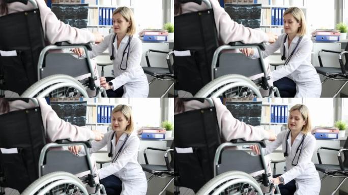 女骨科医生在诊所用锤子砸轮椅上妇女的膝盖