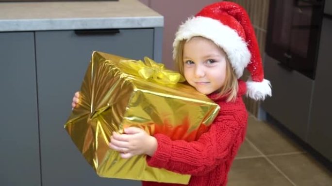 圣诞老人正在家里给孩子们送礼物。圣诞快乐，新年快乐。一个小女孩感动地为圣诞老人的礼物感到高兴，并将其