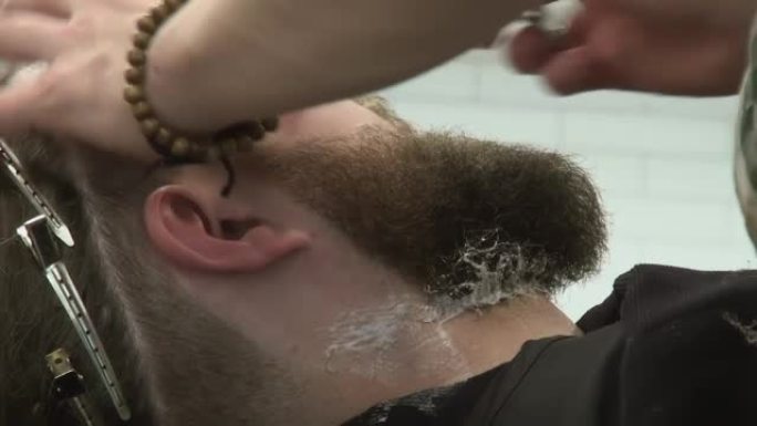 直式剃须刀在理发店塑造男人的胡须