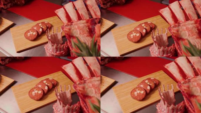 将自制香肠切片放在木制切菜板上，以及猪肉和羊肉。