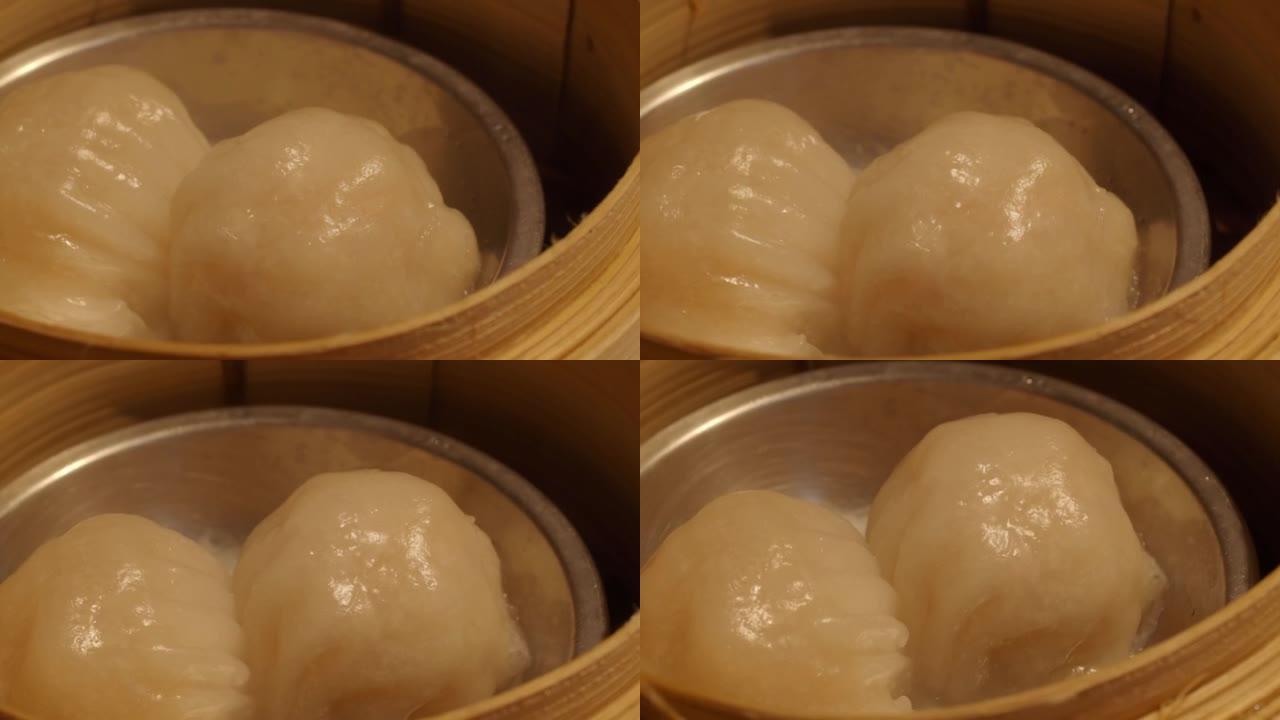 竹制蒸箱中的点心或中国饺子。虾舒麦或虾饺子在竹制蒸碟。餐桌上美味的广式点心美味的中餐香港最喜欢的菜单