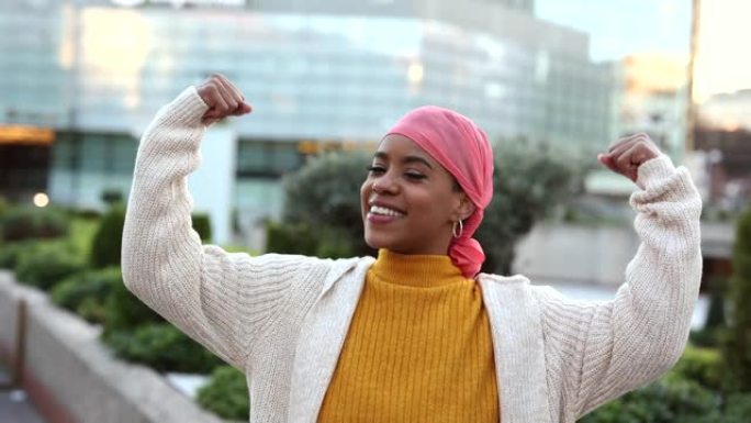年轻的癌症妇女，乳腺癌幸存者，非洲裔美国人，用粉红色手帕象征着抗癌的视频肖像