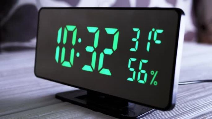 数字时钟在绿色显示上午10:32上显示时间、温度、空气湿度