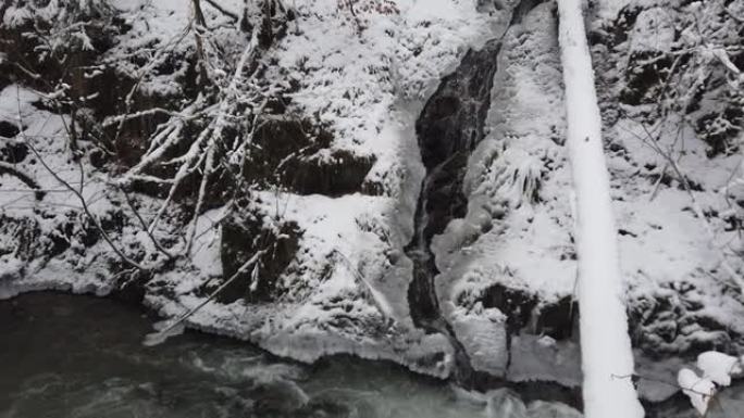 冰雪冰冻森林中的冬季河流