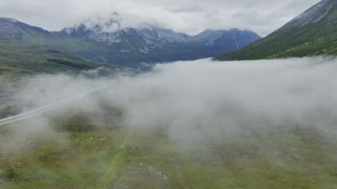 无人机穿越挪威山区的云层