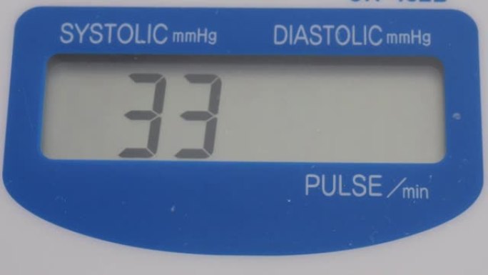 数字血压计屏幕上的140，86的轻微高血压