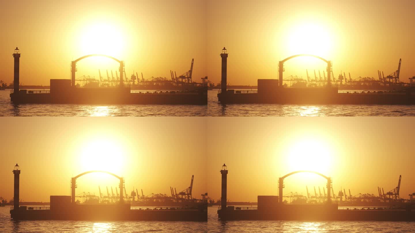 夕阳下的港口码头
