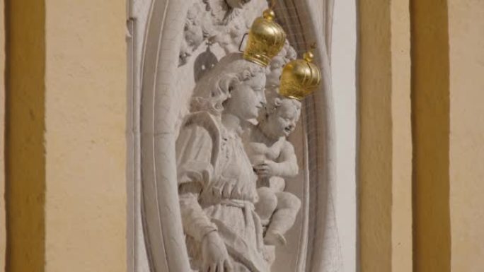 巴洛克母亲玛丽和耶稣孩子在巴洛克教堂立面
