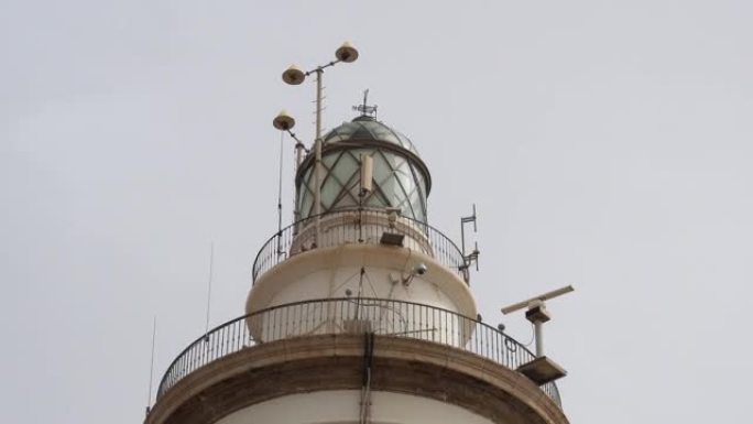 西班牙马拉加商业港口旁的灯塔的4k视频，用测风仪测量风速