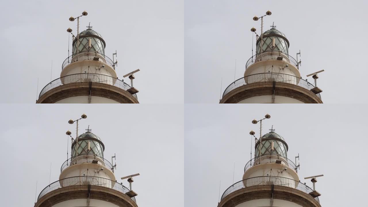 西班牙马拉加商业港口旁的灯塔的4k视频，用测风仪测量风速