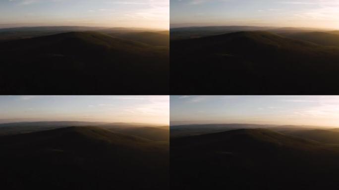 威尔士布雷肯灯塔山。英国威尔士蒙茅斯郡。玉米杜、钢笔和克里宾山峰的天线。