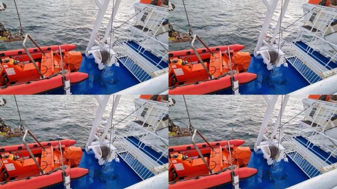 北海渡船一侧的橙色救生艇
