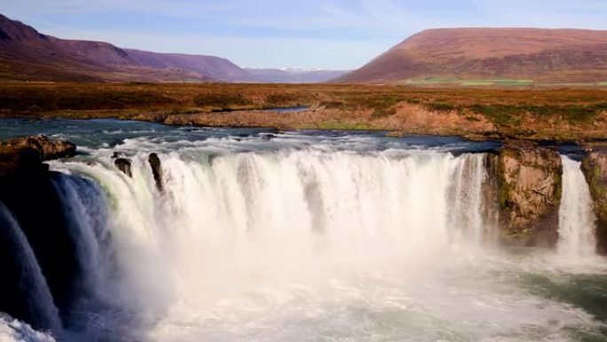 冰岛的Godafoss瀑布被昵称为众神之瀑布。