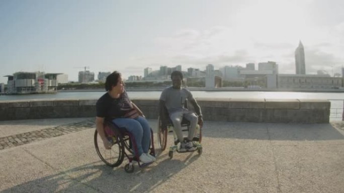 幸福的夫妇在码头用轮椅做波浪动作