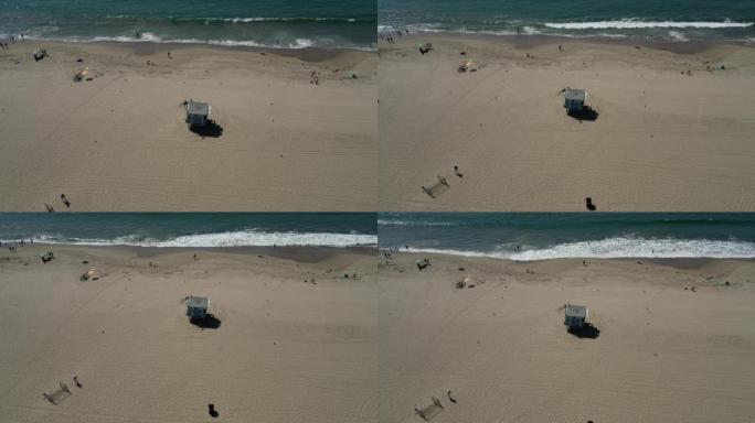 在加利福尼亚州圣莫尼卡州立海滩的救生员塔的空中射击