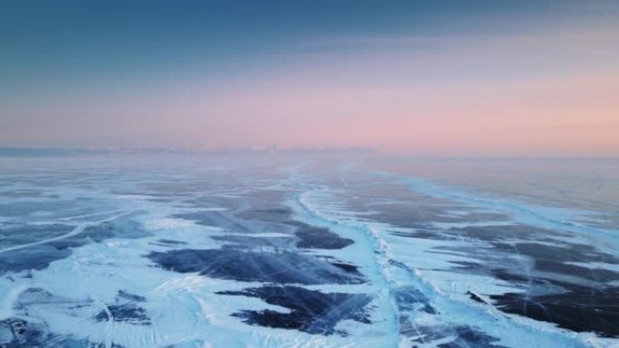 贝加尔湖冬季有裂缝的透明蓝冰。
