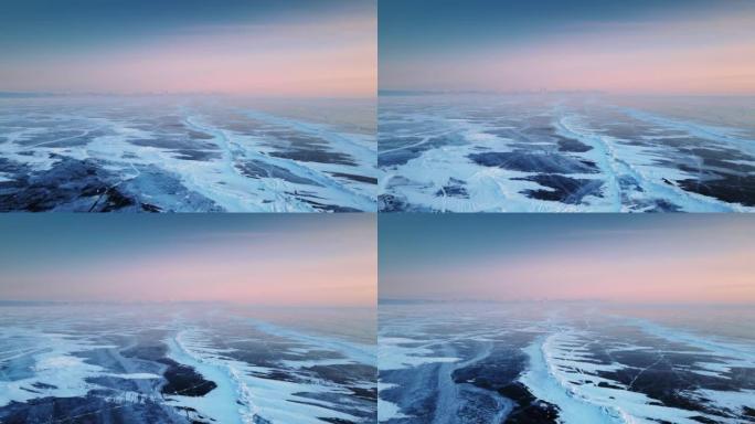 贝加尔湖冬季有裂缝的透明蓝冰。