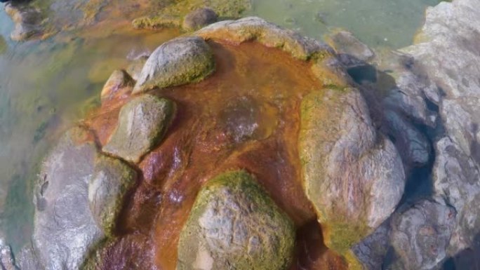 4k视频棉花堡-希拉波利斯碳酸盐岩travertines棉花堡鸟瞰图中的天然水池