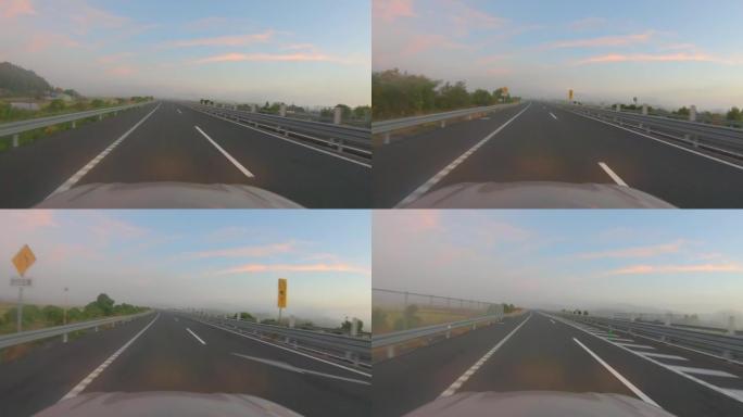 汽车在雾中的高速公路上行驶