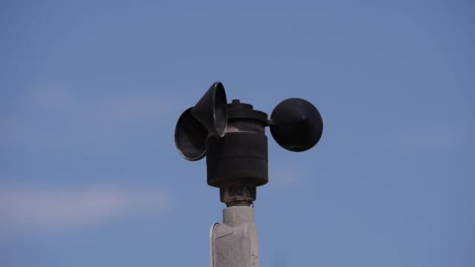风速计的特写镜头，针对蓝天的风速测量