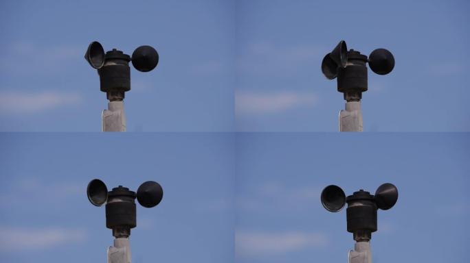 风速计的特写镜头，针对蓝天的风速测量