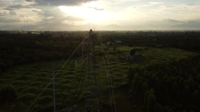 乡下日落时天空中电线杆和电线的无人机镜头。黄昏时电线杆的轮廓。