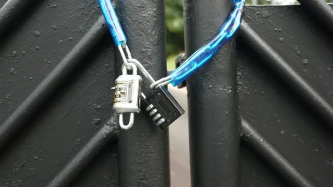 日期门被挂锁和链条锁上