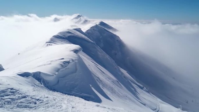 雪山以巨大的马尔马罗斯山脉为背景。冬季山脉景观户外概念